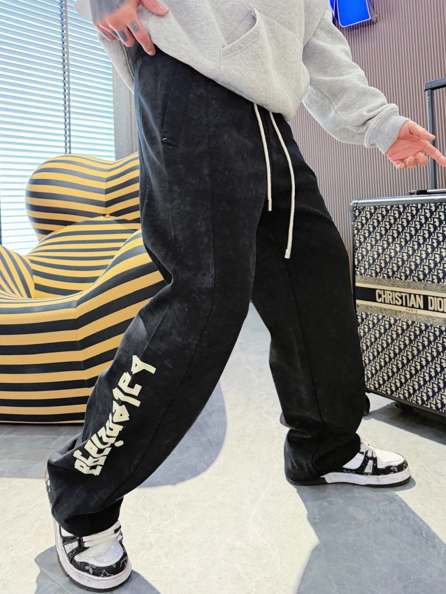Balenciaga 🆕2026 Autumn and Winter New Arrival Casual Pants! 🎁On sale simultaneously on the official website. Brand Classic LOGO casual pants, customized fabrics, excellent comfort and strong touch. Highly recognisable, perfect appearance and craftsmanship. Size:M-3XL